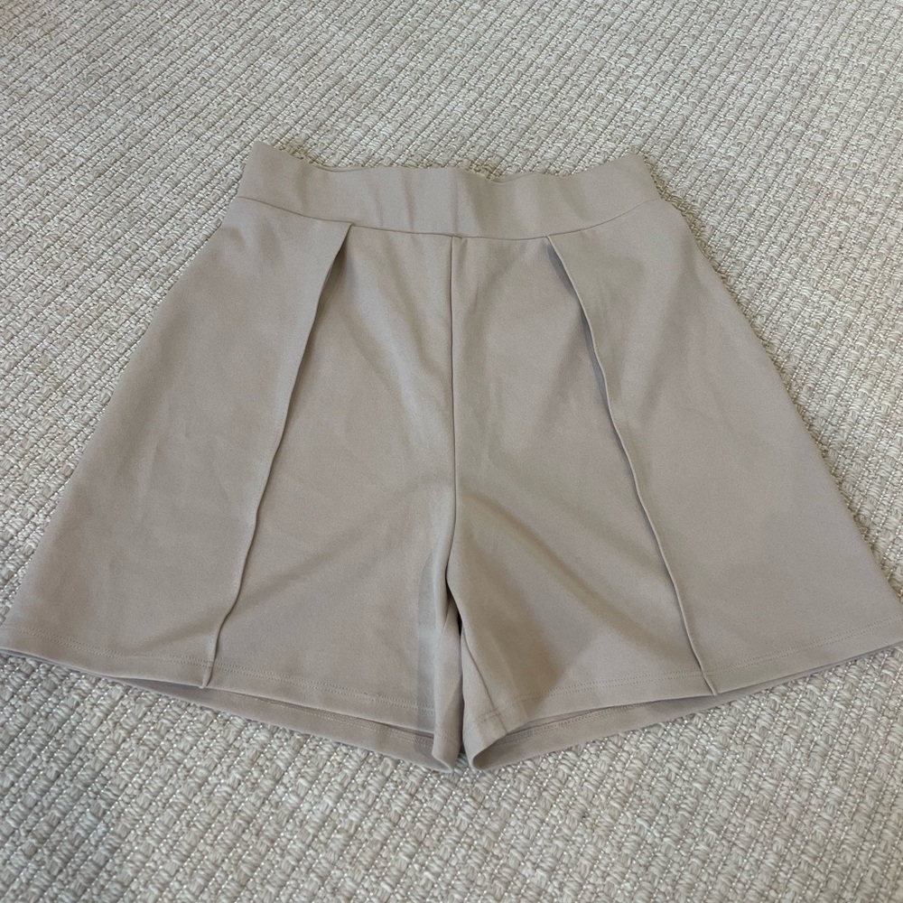 H&M High Waist Elastic Beige Shorts